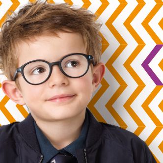Fabien petit avec des lunettes optikid lOpticien specialisé de la vue des enfants et des bébés