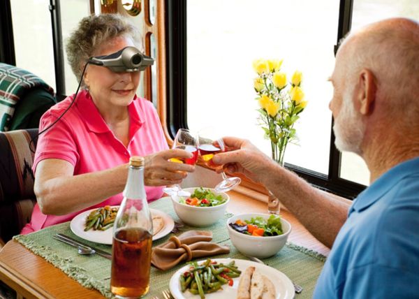 Lunettes Jordy au restaurant avec une DMLA 